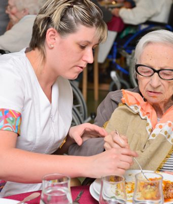 Mutuelle senior en EHPAD public ou privé : doit-on la garder ? Mutuelle en EHPAD