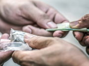 Addiction aux drogues : causes et risques chez les plus âgés seniors accros aux drogues