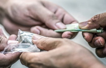 Addiction aux drogues : causes et risques chez les plus âgés seniors accros aux drogues